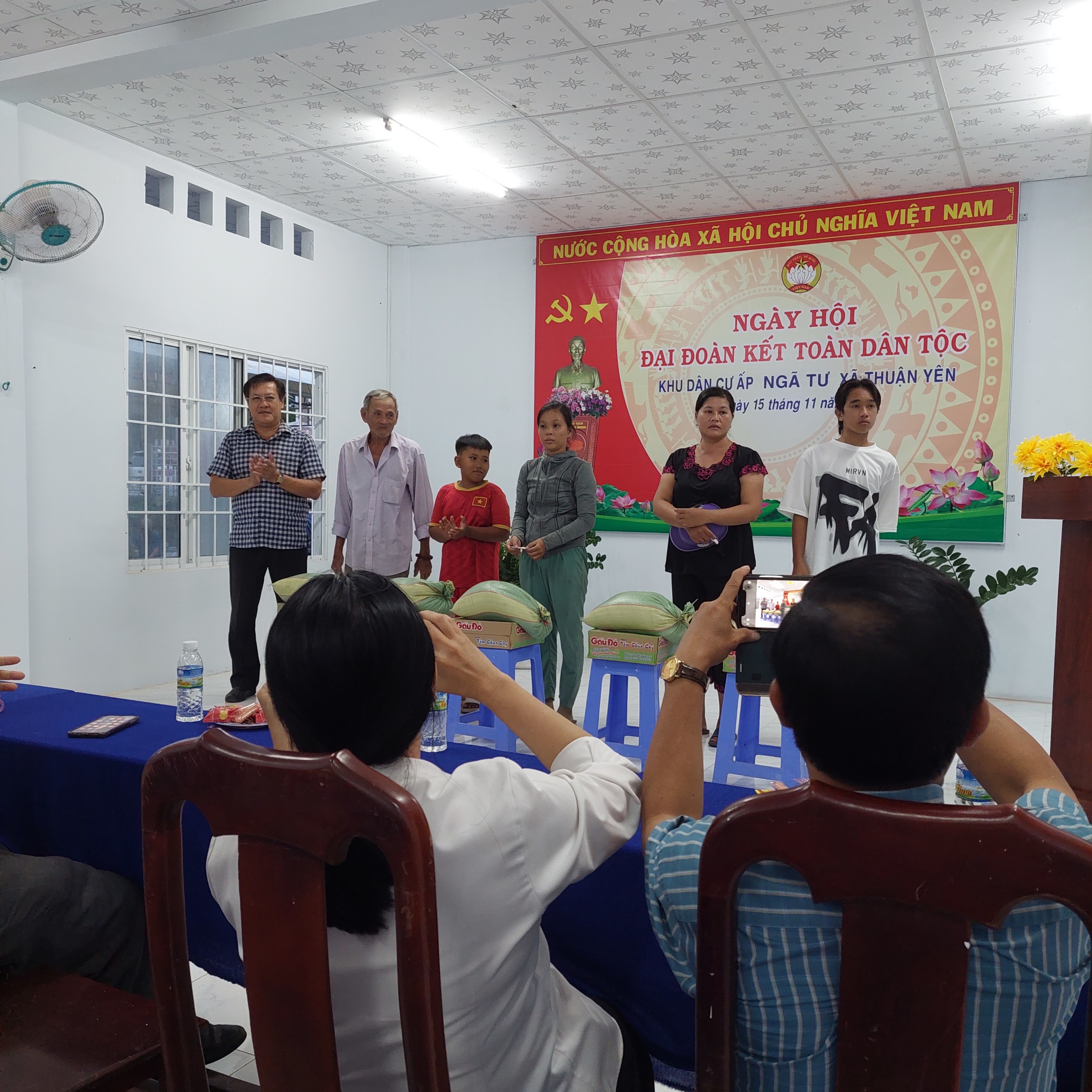 Đồng chí Liêu Khắc Dũng - Ủy viên ban thường vụ Thành ủy, Phó chủ tịch UBND thành phố Hà Tiên tặng quà cho người dân nhân ngày Đại đoàn kết toàn dân tại ấp Ngã Tư, xã Thuận Yên.